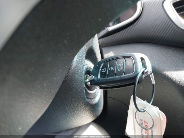 KM8J2CA42LU087393 Hyundai TUCSON SE