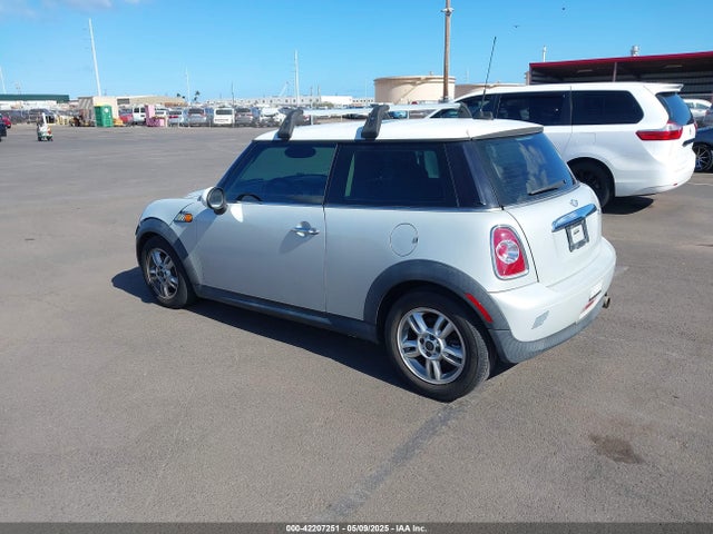 2011 MINI COOPER WMWSU3C51BT095415 Photo 2
