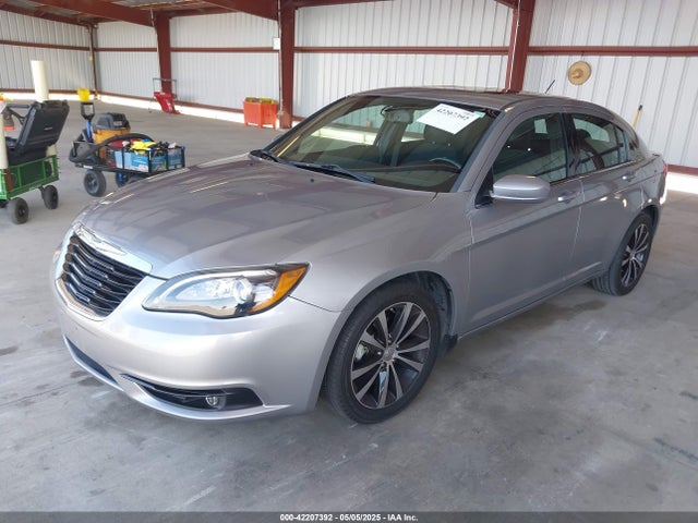 Chrysler 200 Touring 2014 1C3CCBBB0EN117901 Image 2