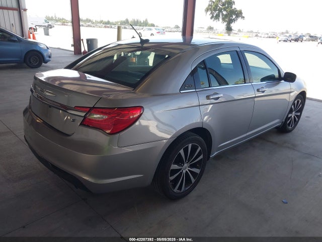 Chrysler 200 Touring 2014 1C3CCBBB0EN117901 Image 4