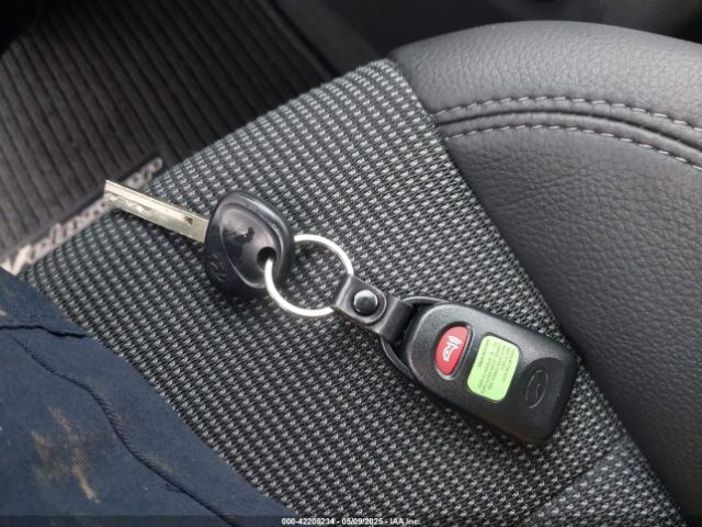 KMHTC6AD6EU184414 Hyundai Veloster Base W/black