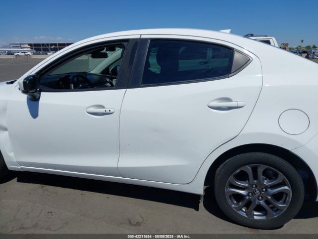 3MYDLBYV4KY523780 Toyota YARIS LE