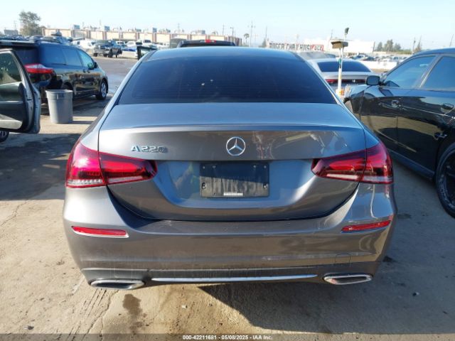 WDD3G4EB6KW033049 Mercedes-Benz A 220