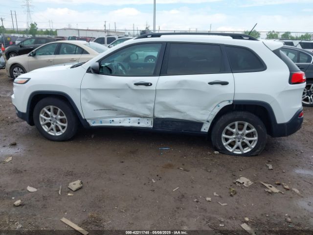1C4PJMAS5GW268097 Jeep Cherokee Sport