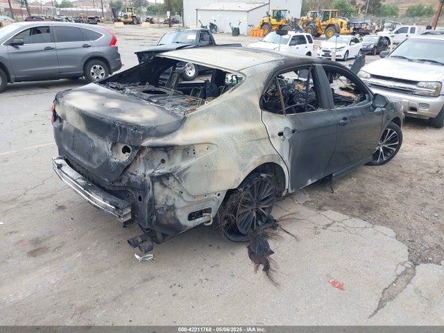 4T1B11HK2JU132247 Toyota CAMRY SE