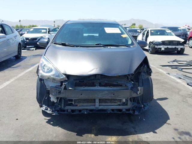 JTDKDTB33F1584550 Toyota Prius C Three