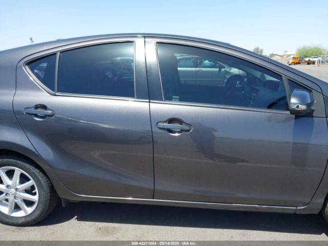 JTDKDTB33F1584550 Toyota Prius C Three