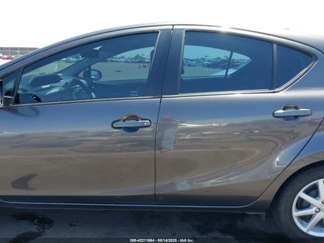 JTDKDTB33F1584550 Toyota Prius C Three