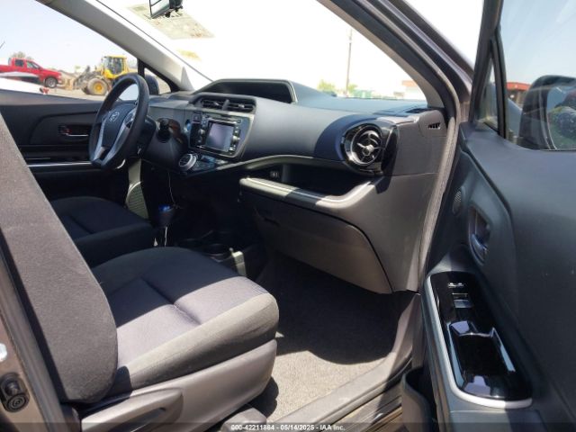 JTDKDTB33F1584550 Toyota Prius C Three