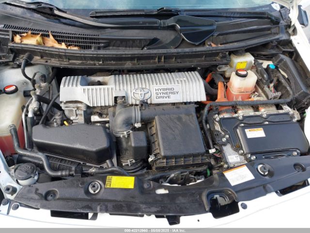 JTDKN3DU7F1932675 Toyota Prius Three