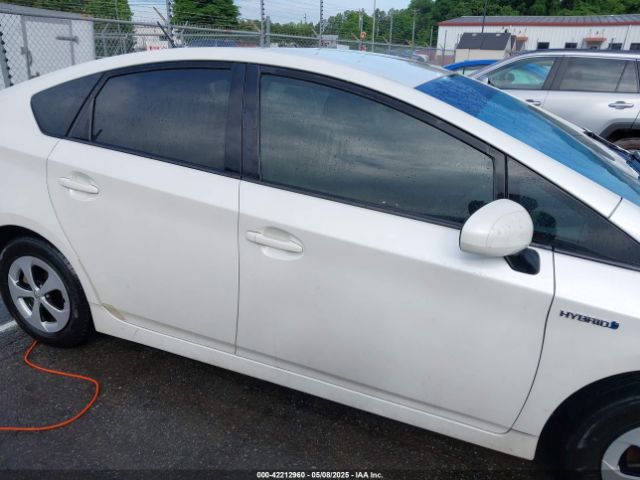 JTDKN3DU7F1932675 Toyota Prius Three