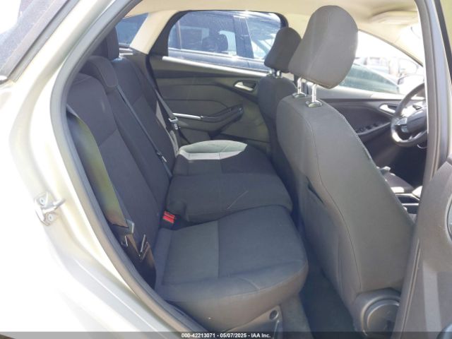 1FADP3K23FL385953 Ford FOCUS SE