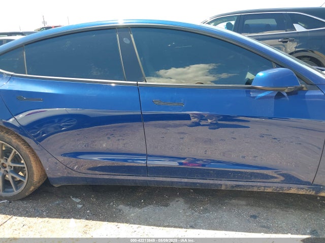 5YJ3E1EB1NF119215 Tesla 2022