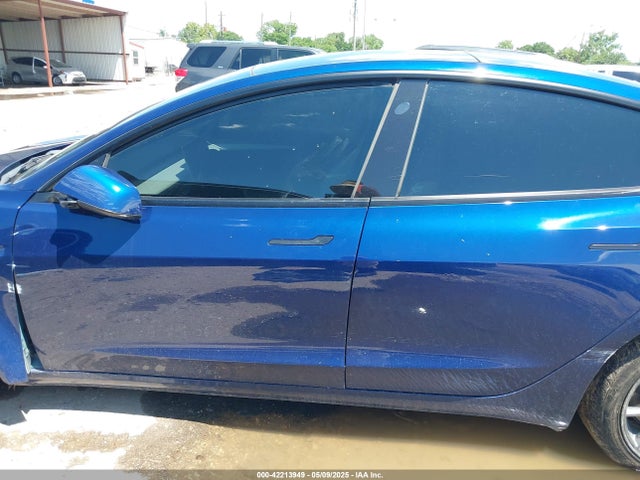5YJ3E1EB1NF119215 Tesla 2022