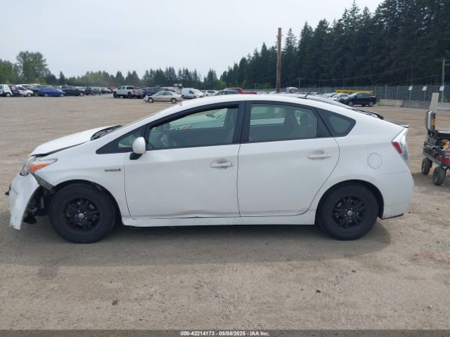 JTDKN3DU0F1946868 Toyota Prius Three
