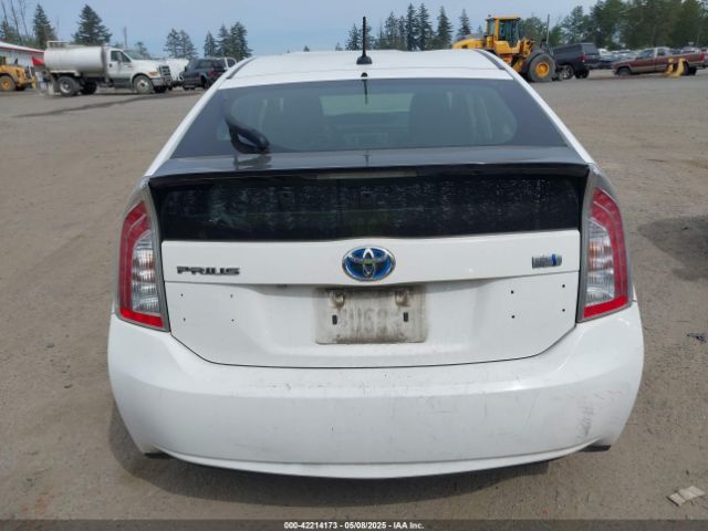 JTDKN3DU0F1946868 Toyota Prius Three