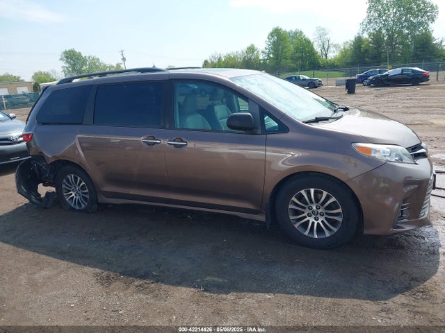 5TDYZ3DC7KS980857 Toyota Sienna Xle 8 Passenger