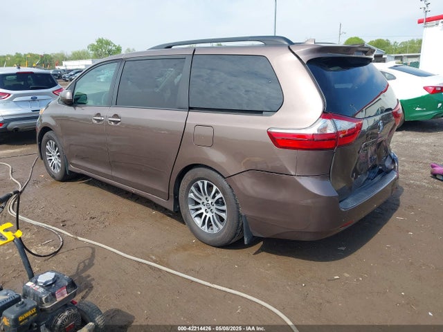 5TDYZ3DC7KS980857 Toyota Sienna Xle 8 Passenger