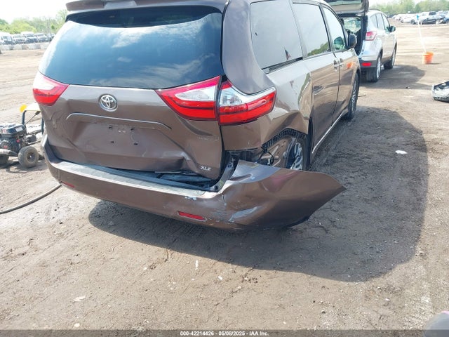 5TDYZ3DC7KS980857 Toyota Sienna Xle 8 Passenger