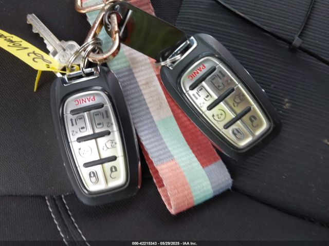2C4RC1CG1NR105396 Chrysler Voyager
