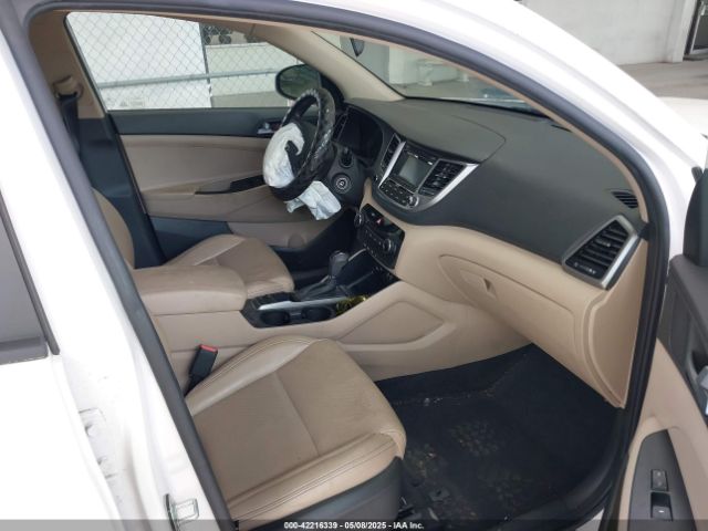 KM8J33A48GU192135 Hyundai TUCSON SE