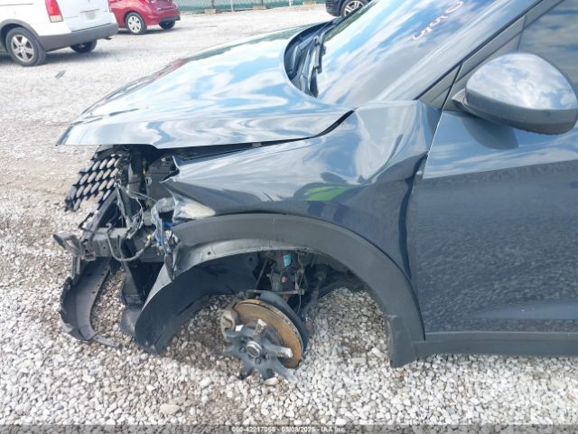 KM8J23A4XKU065561 Hyundai TUCSON SE