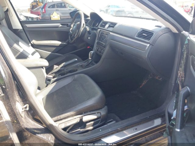 1VWDT7A3XHC015915 Volkswagen Passat 1.8t R-line