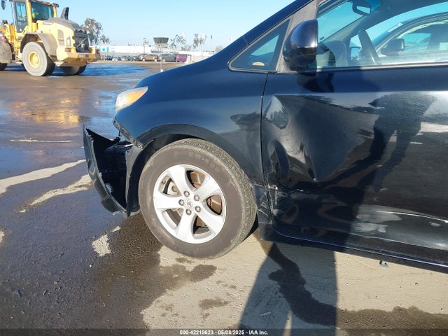 5TDKK3DC2FS615423 Toyota Sienna Le 8 Passenger