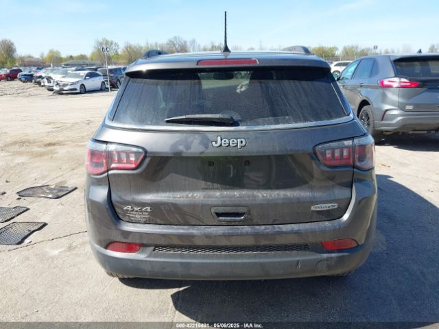 3C4NJDBB6JT239565 Jeep Compass Latitude 4x4