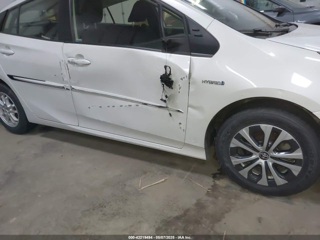 JTDL9MFU9N3031497 Toyota Prius Le Awd-e