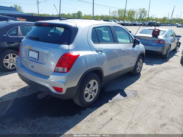 Chevrolet TRAX LS 2019 3GNCJKSB9KL163019 Image 4