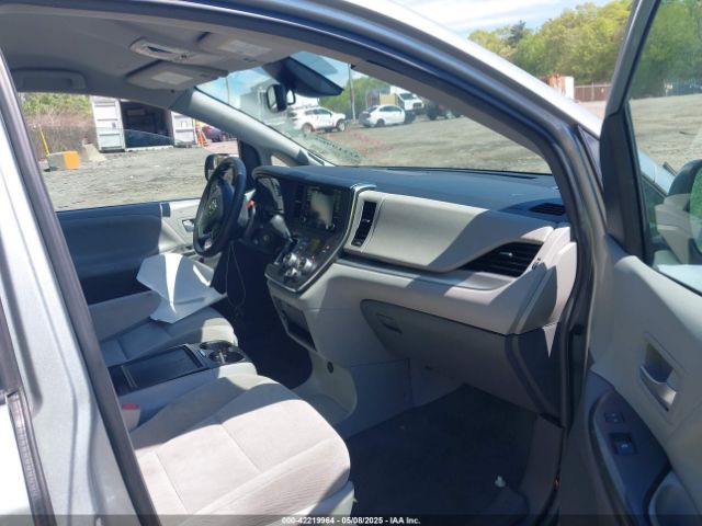 2019 TOYOTA SIENNA 5TDKZ3DC9KS990764 Photo 4