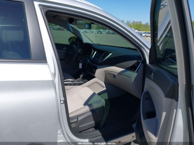 KM8J3CA45HU390527 Hyundai TUCSON SE