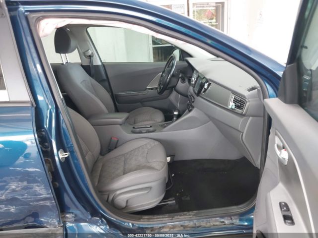 KNDCB3LC6J5207642 KIA NIRO LX