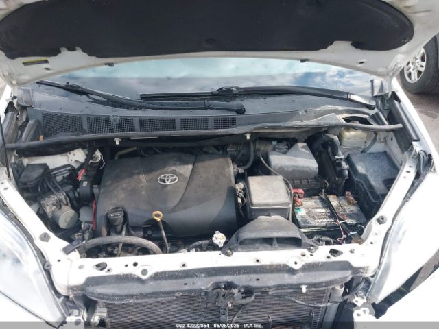 5TDKZ3DC0HS825095 Toyota Sienna Le 8 Passenger