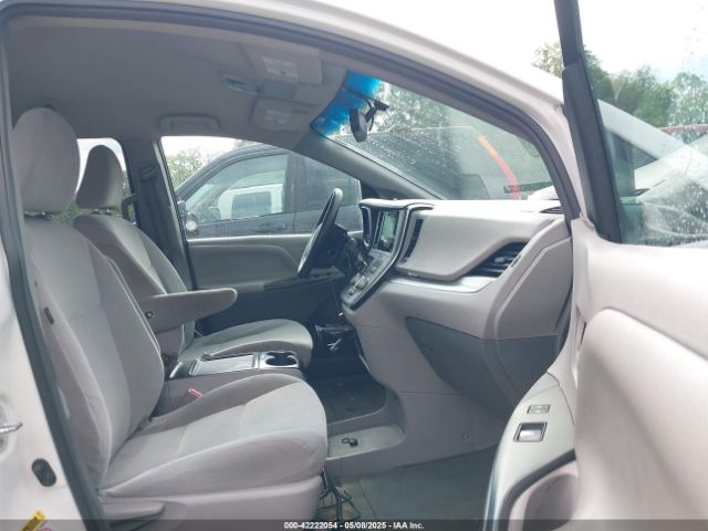 5TDKZ3DC0HS825095 Toyota Sienna Le 8 Passenger