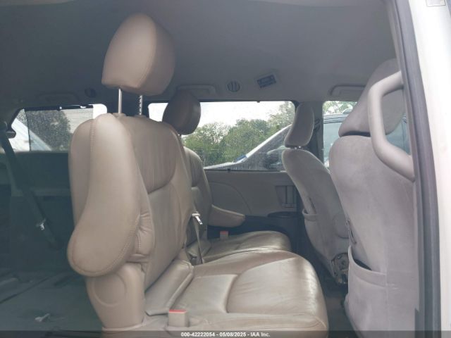 5TDKZ3DC0HS825095 Toyota Sienna Le 8 Passenger