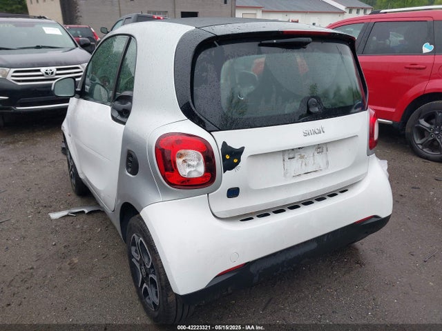 Smart M780 2019 WMEFJ9BA1KK375602 Image 3