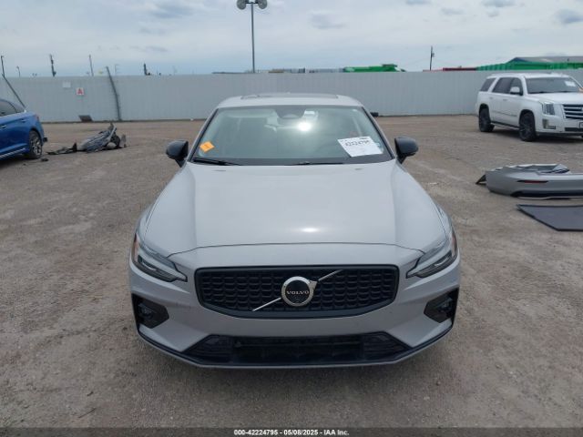 7JRL12FL9RG284662 Volvo S60 B5 Plus Dark Theme