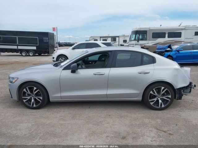 7JRL12FL9RG284662 Volvo S60 B5 Plus Dark Theme