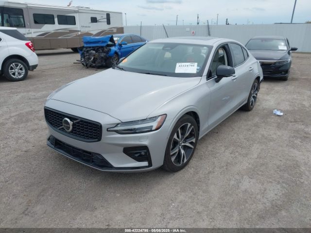 7JRL12FL9RG284662 Volvo S60 B5 Plus Dark Theme