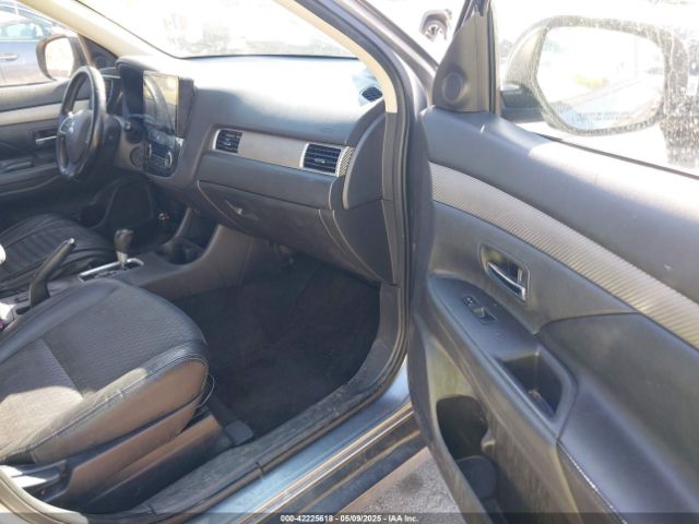 JA4AD3A31FZ010389 Mitsubishi Outlander Se