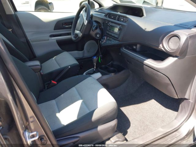 JTDKDTB30E1076549 Toyota Prius C Two