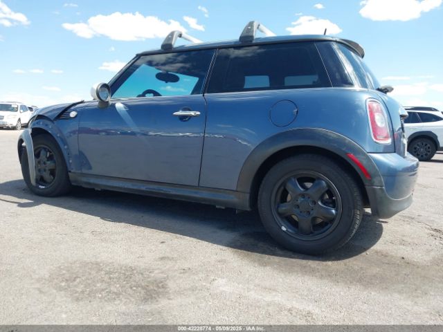 2010 MINI COOPER WMWMF3C52ATZ25692 Photo 2