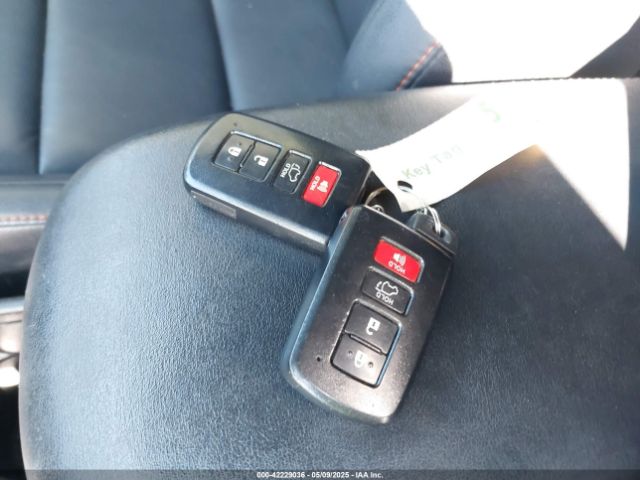 2T3NFREV6GW239717 Toyota RAV4 SE