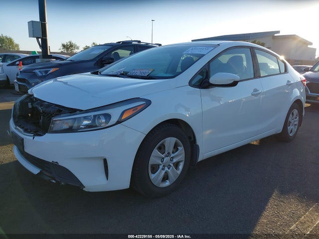 KIA FORTE LX 2017 3KPFK4A73HE017806 Image 2