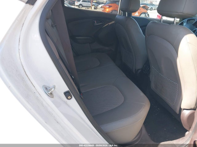 KM8JUCAG6FU958353 Hyundai TUCSON SE
