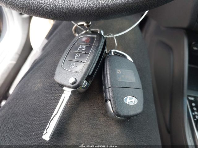 KM8J2CA40JU674267 Hyundai TUCSON SE