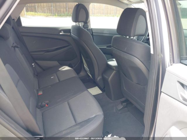 KM8J2CA40JU674267 Hyundai TUCSON SE