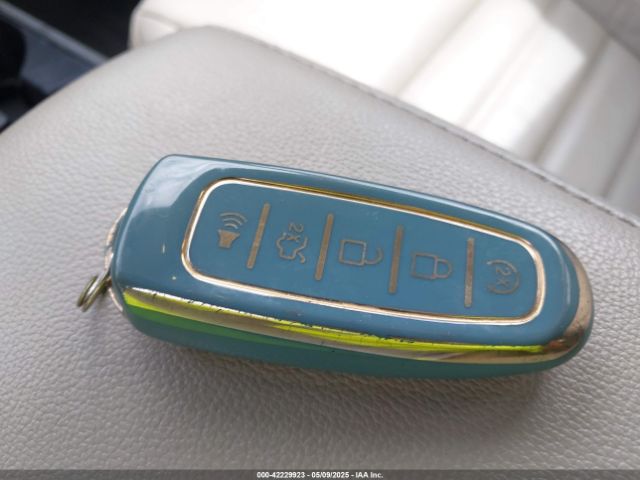 1FMCU0J9XJUA61277 Ford Escape Titanium
